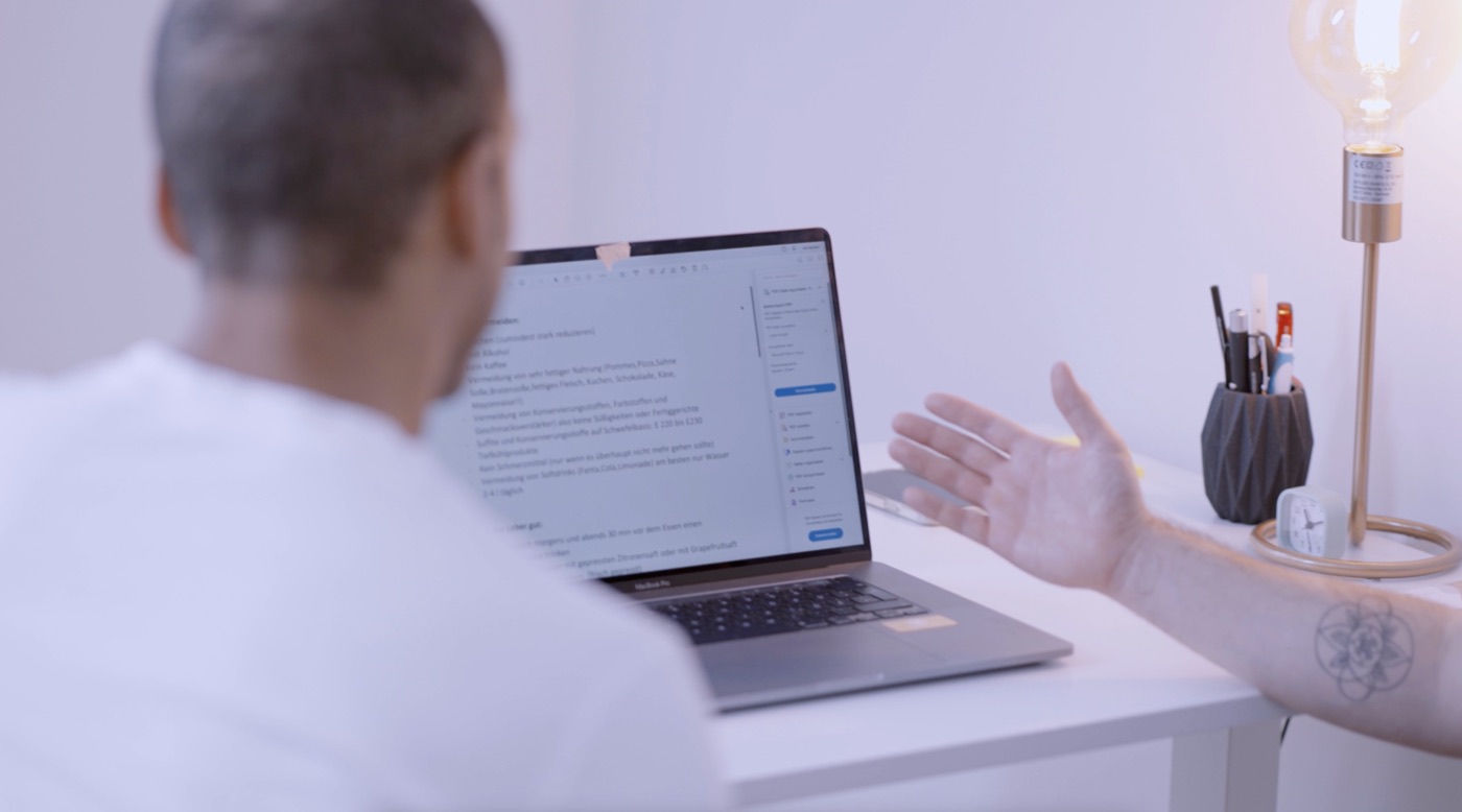 Paul Reinborn bei einer Online-Begleitung am Laptop